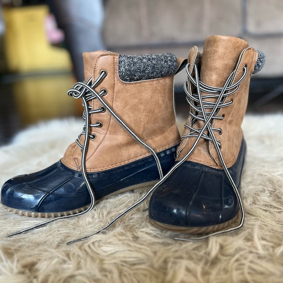 JustFab navy duck boots - Picture 1 of 4